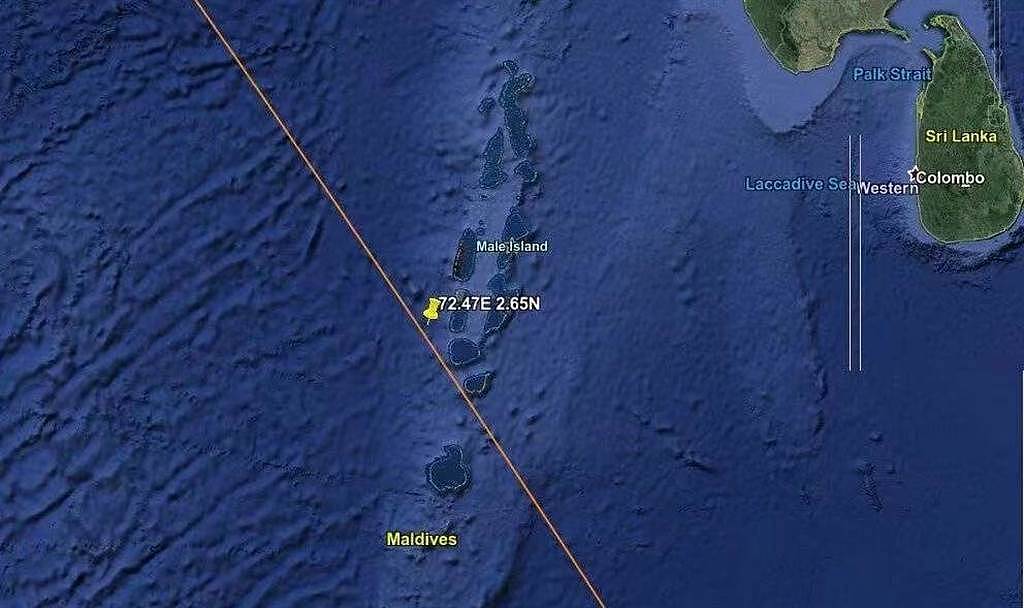 大陆长征5号火箭残骸坠落点在北纬2.65度、东经72.47度的印度洋海域，大约位置在印度洋著名度假胜地马尔地夫西南达卢环礁外海42公里处。 （图／推特@Liptonfindx)
