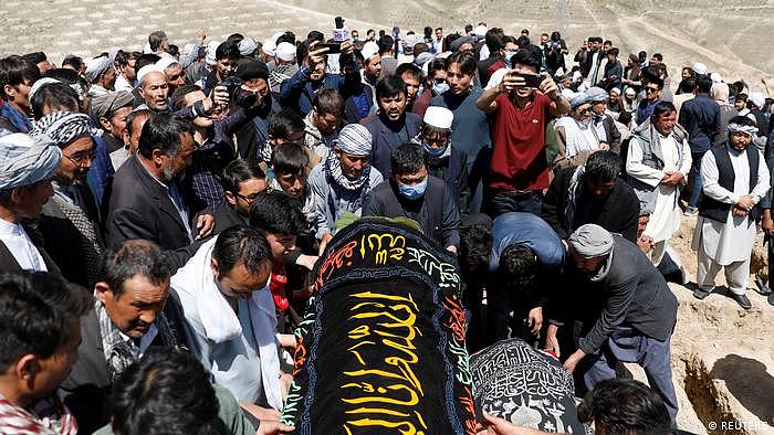 Afghanistan | Massenbegräbnis nach Anschlag in Kabul