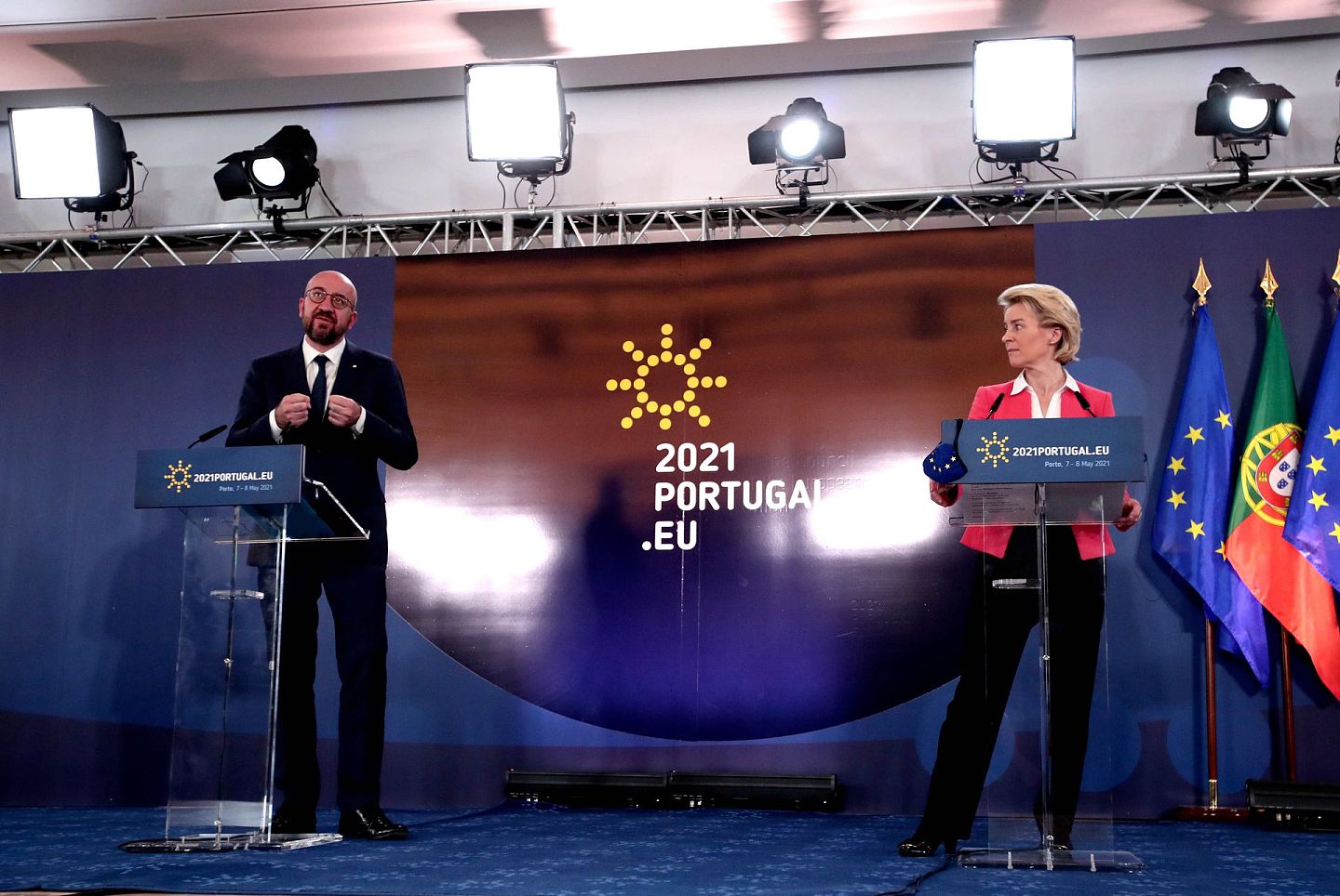 2021年5月8日，欧洲理事会主席米歇尔（Charles Michel，左）与欧盟委员会主席冯德莱恩举行记者会。（AP）