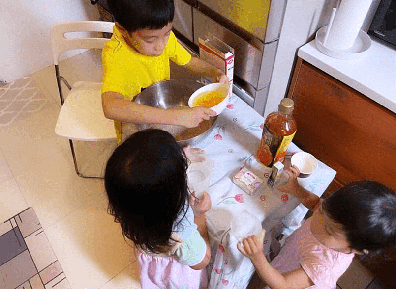 40岁郭晶晶获母亲节礼物，三子女亲手做蛋糕，豪宅烤箱里都是油渍