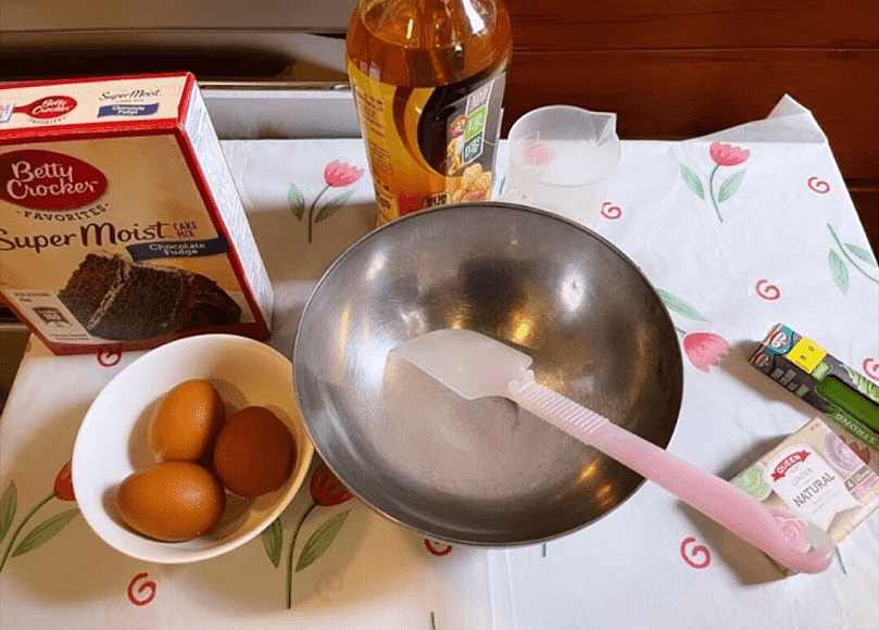 40岁郭晶晶获母亲节礼物，三子女亲手做蛋糕，豪宅烤箱里都是油渍