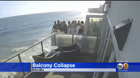 房主喊冤！度假海滩别墅突然坍塌，十多人直接摔下阳台，摄像头拍下了吓人的一幕（组图） - 1
