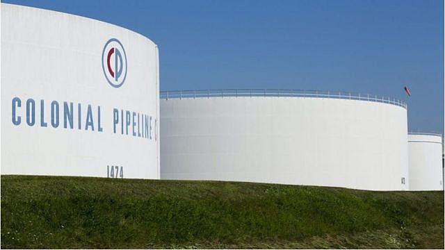 殖民管道（Colonial Pipeline）公司每天输送250万桶汽油、柴油及航空燃油，其运送量占美国东海岸供应量的45%。