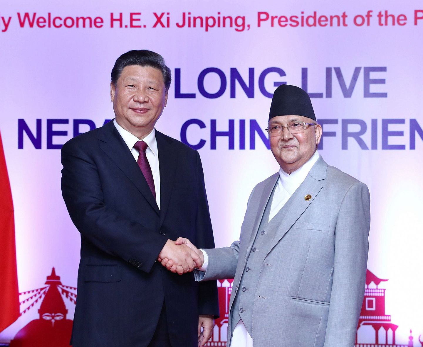 2019年10月13日，中国国家主席习近平在加德满都与尼泊尔总理奥利（右）会谈。（新华社）