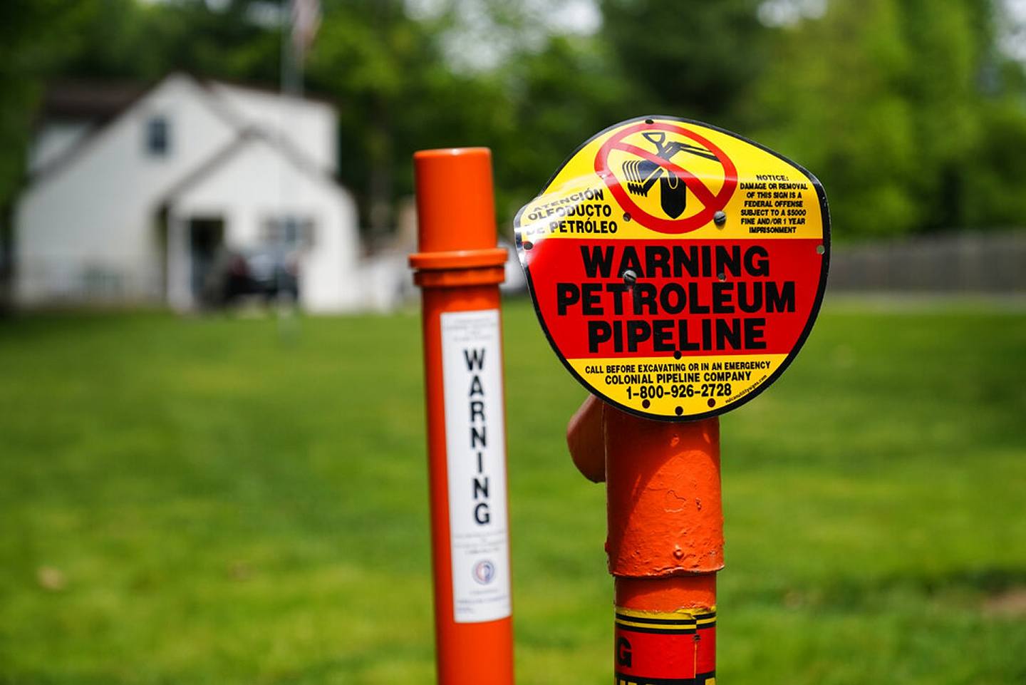 图为2021年5月10日，美国科洛尼尔管道运输公司于宾夕法尼亚州的管道竖立警告牌。 （美联社）