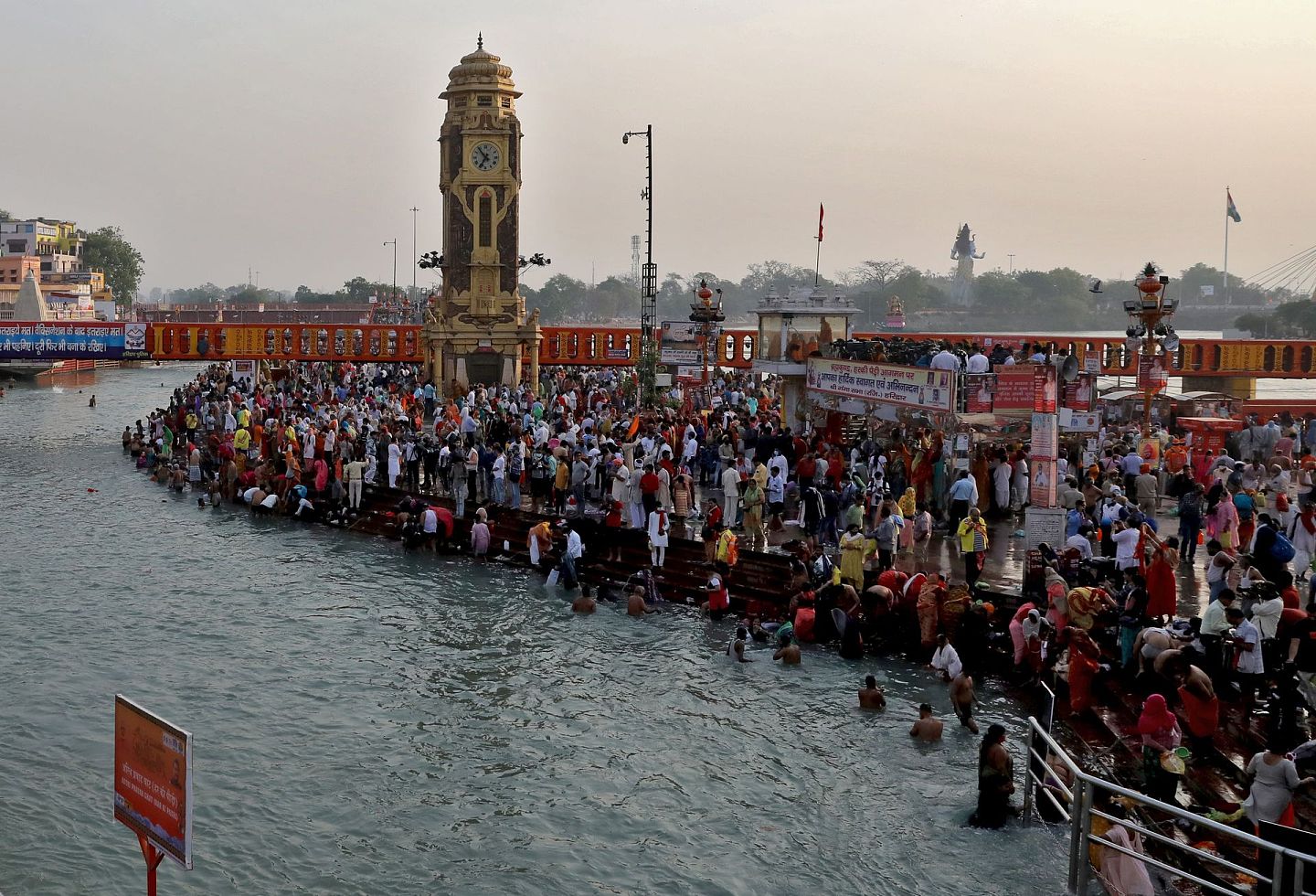 2021年4月14日，大量印度教信徒在恒河聚集。（Reuters）