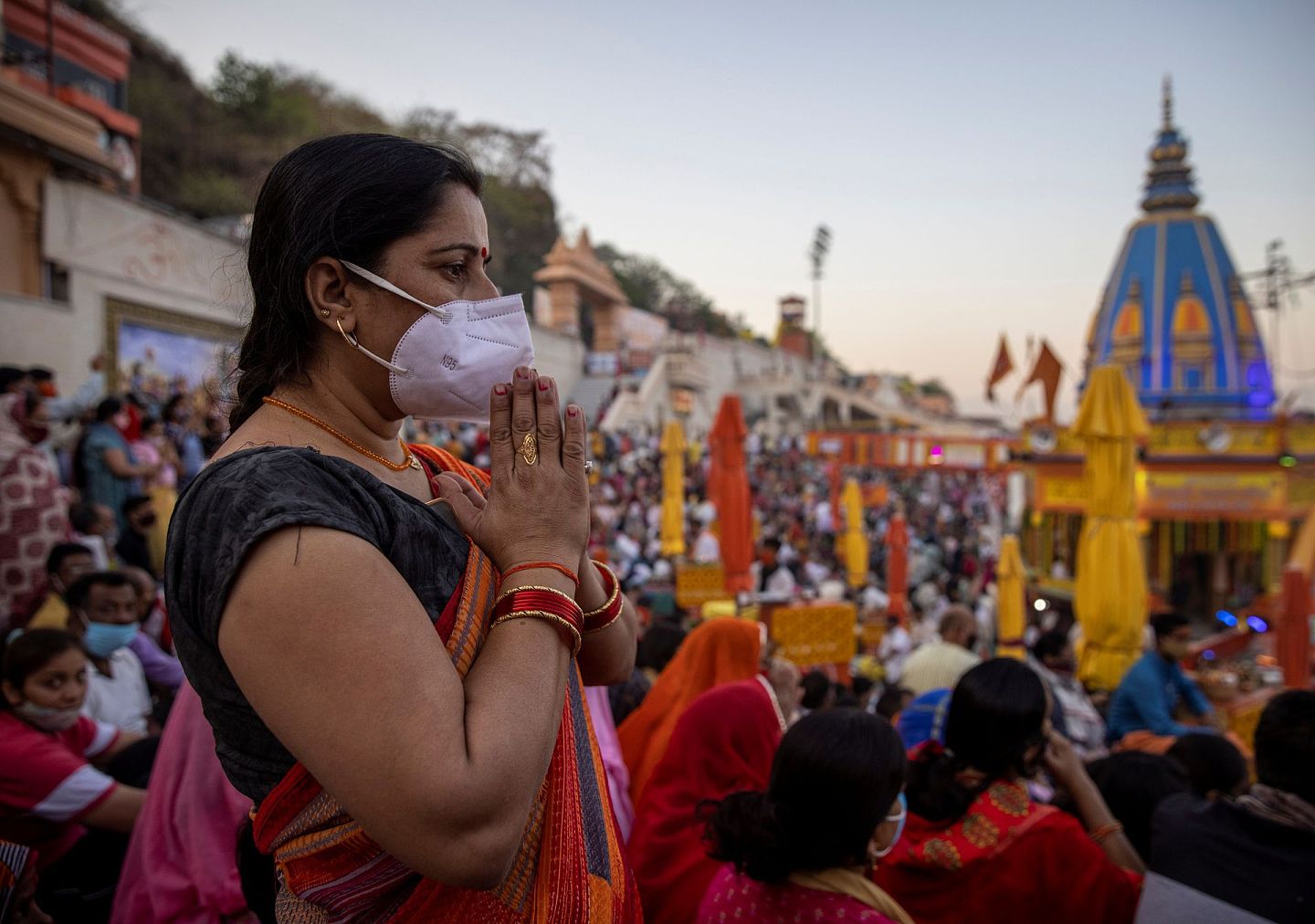 2021年4月14日，一名参加大壶节的印度教信徒在进行祷告。（Reuters）
