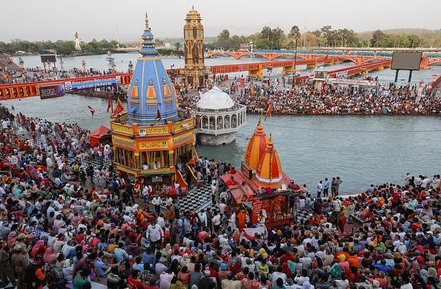 大批印度教徒在北阿坎德邦赫尔德瓦尔镇参与大壶节圣浴（13/4/2021）