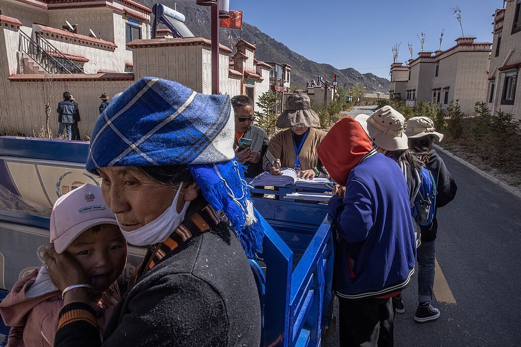 10月，官员们在波玛村进行人口普查，波玛村是西藏自治区易地扶贫搬迁安置点之一。
