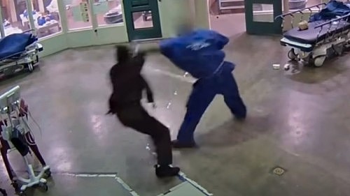 现场曝光！美国女狱警给囚犯拿厕纸，头部突遭后者重拳袭击倒地（视频/组图） - 1