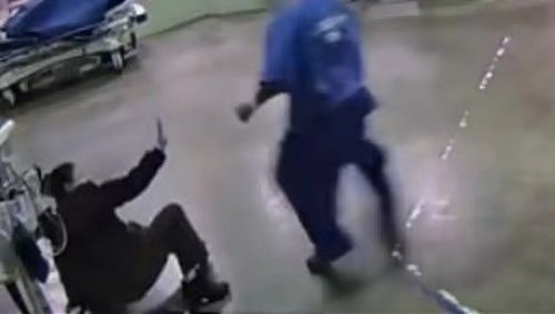 现场曝光！美国女狱警给囚犯拿厕纸，头部突遭后者重拳袭击倒地（视频/组图） - 3