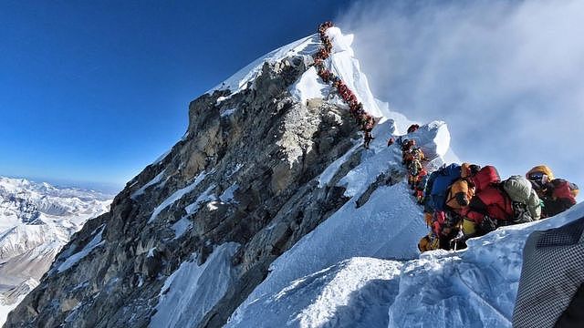 登山者在珠峰山脊排队等候登顶