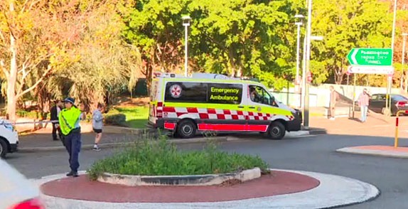 悉尼东区公寓停车场惊现男尸，疑遭到袭击（图） - 1