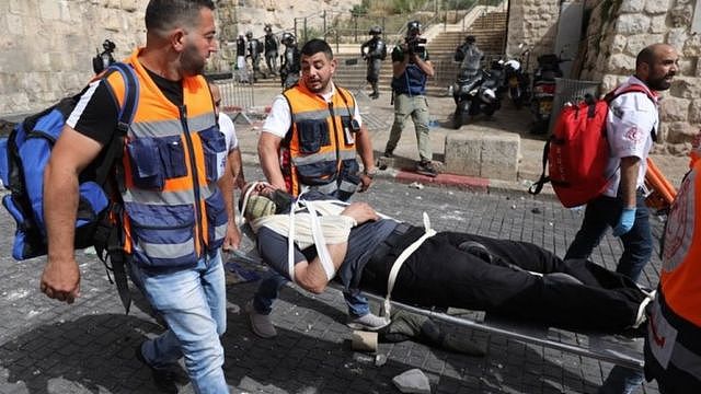 巴勒斯坦医护人员说，冲突发生后数十名巴勒斯坦人需要住院治疗。