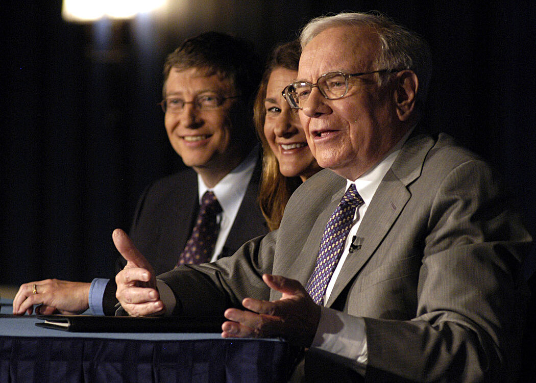 2006年，盖茨夫妇参加巴菲特的演讲，后者正在谈论自己向盖茨基金会捐赠的数十亿美元资金。巴菲特作为受托人加入了盖茨基金会。