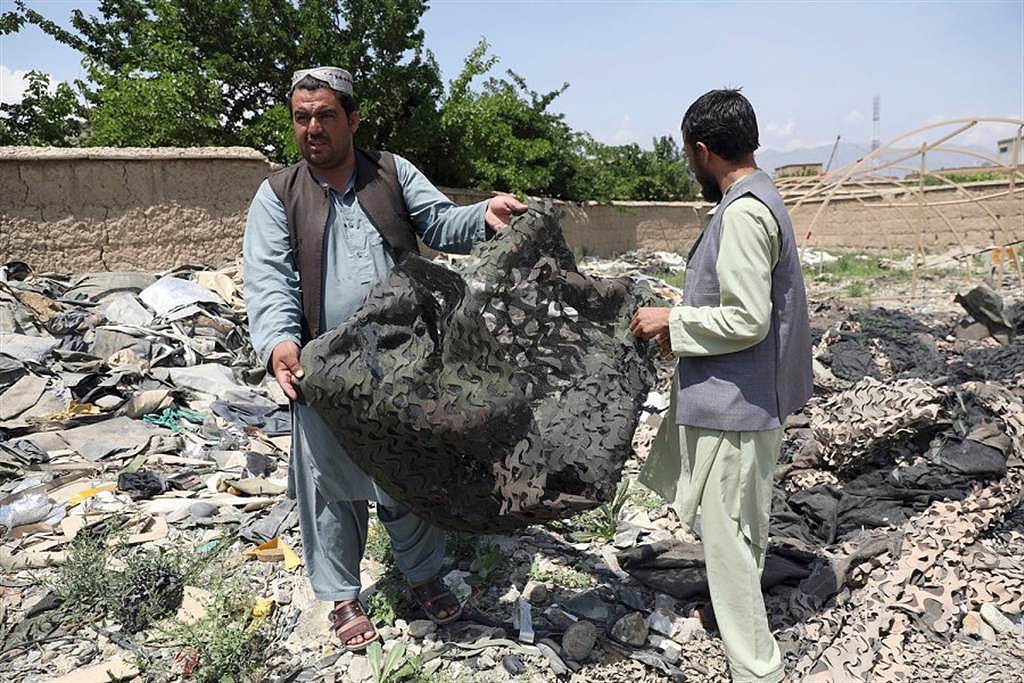 阿富汗废品商人在美军基地中捡拾废弃物