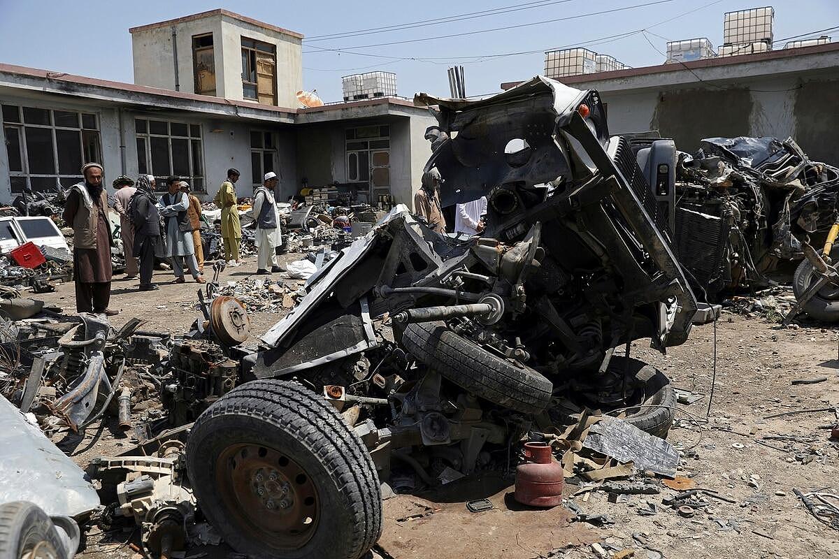 阿富汗废品站里被拆成碎片的美军车辆残骸