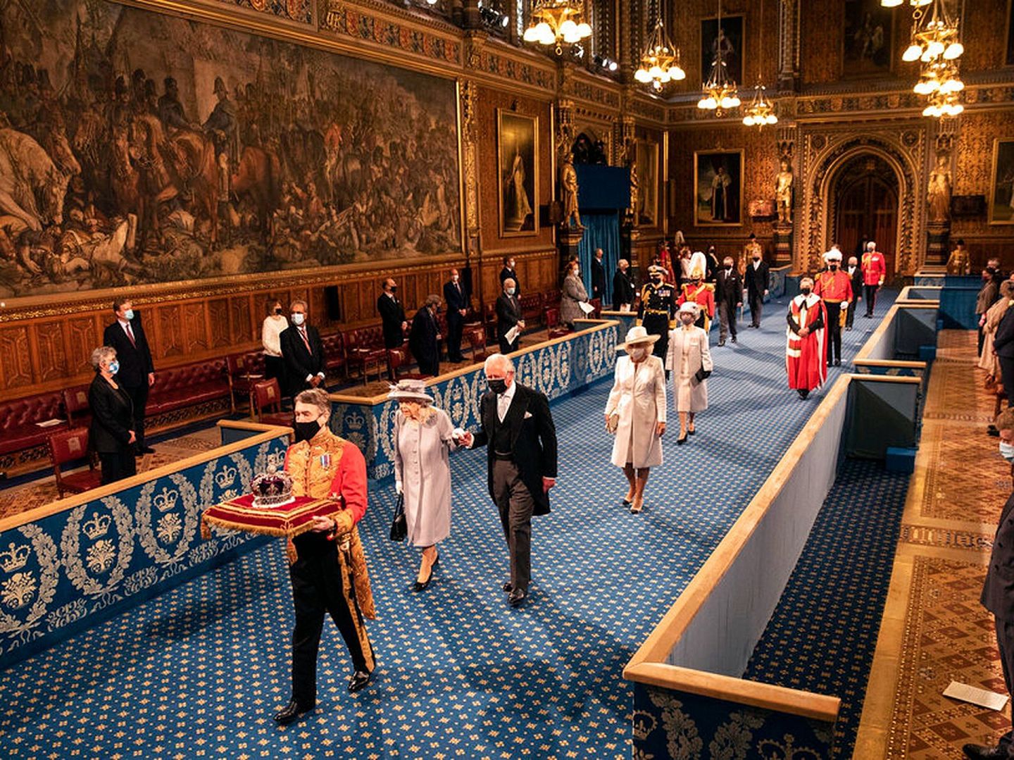 女王伊丽莎白二世和查尔斯王子在上议院发表演讲之前，穿过皇家画廊。（AP）