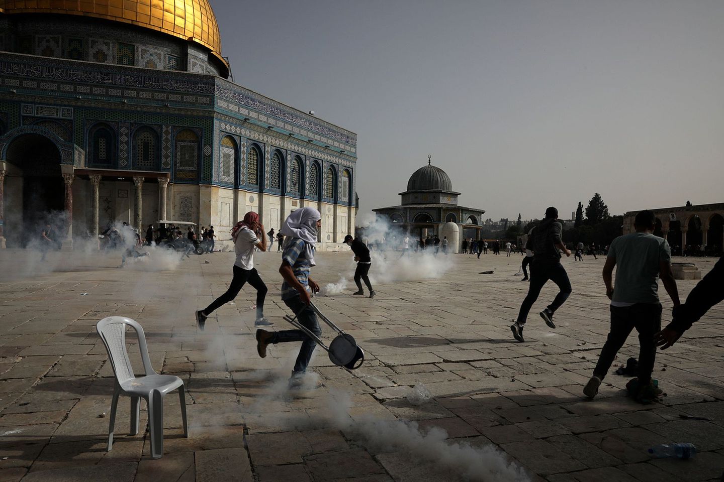 5月10日，耶路撒冷，巴勒斯坦示威者于阿克萨清真寺（Al-Aqsa Mosque）与以色列警方爆发冲突。（AP）