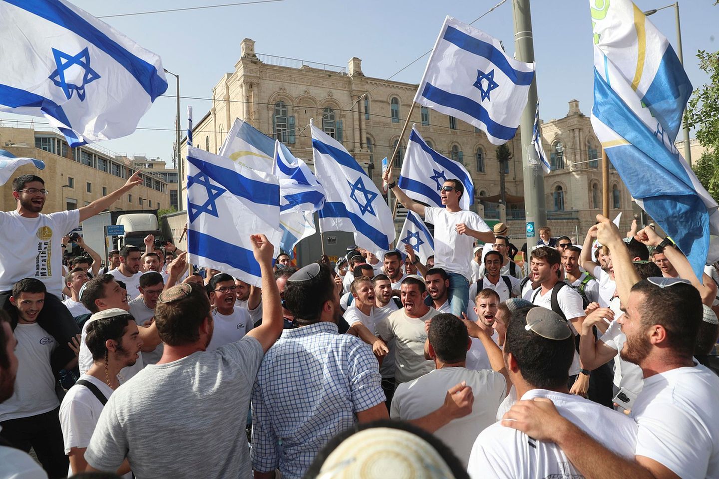 5月10日，耶路撒冷，以色列人挥舞国旗，庆祝耶路撒冷日（Jerusalem Day）。（AP）