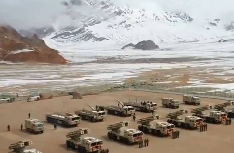 中国、印度近年边境领土紧张局势未解，继去年解放军部署PHL-03远程自行火箭炮于西藏军区后，近日再度部署大批的PHL-03远程自行火箭炮于新疆军区。 （翻摄自微博）
