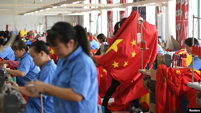 中国工人在浙江省嘉兴一家工厂生产国旗（路透社2019年9月25日）
