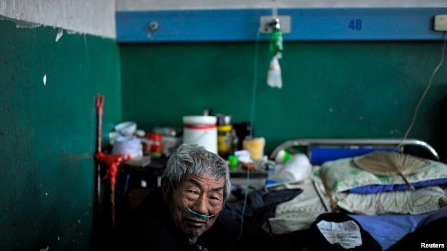 一名患矽肺病的老矿工在安徽省一家医院接受治疗（路透社资料照片）