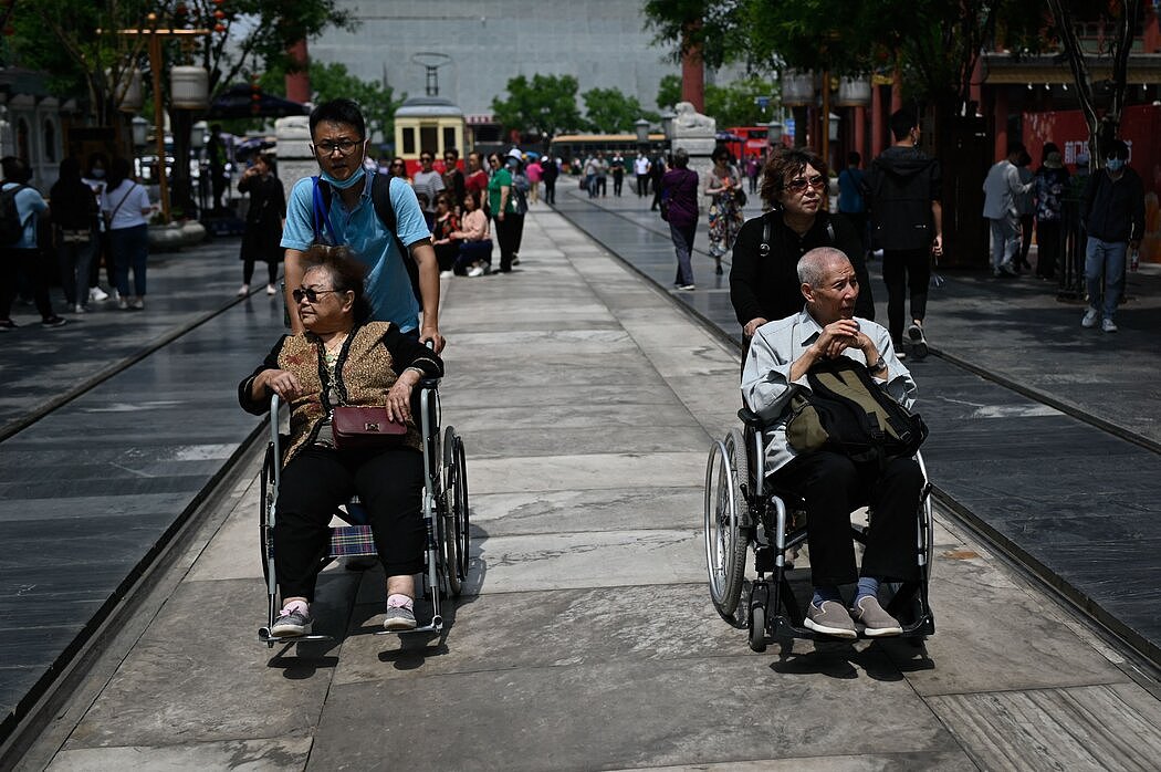 北京街头的老年人。人口老龄化将给中国的养老设施带来压力。