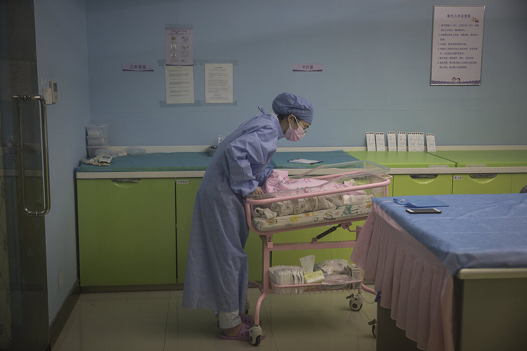 武汉一家私立产科医院的护士在查看一名新生儿。中国的人口普查数据显示，中国重男轻女的文化可能稍有减弱。