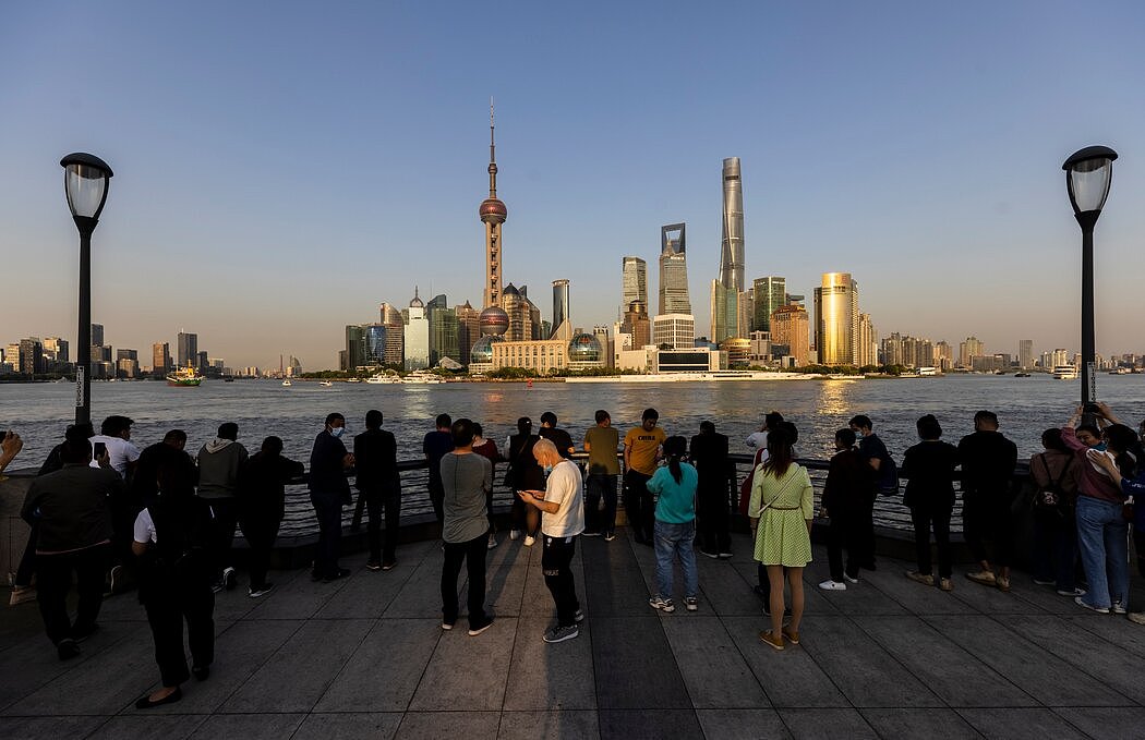 上海外滩。像上海这样的富裕城市人口继续上升。