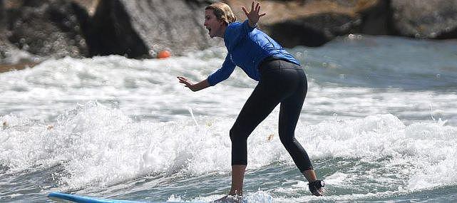 伊万卡玩冲浪彻底放飞自我，摔得够呛丢了淑女范儿，腿粗身材显壮（组图） - 5
