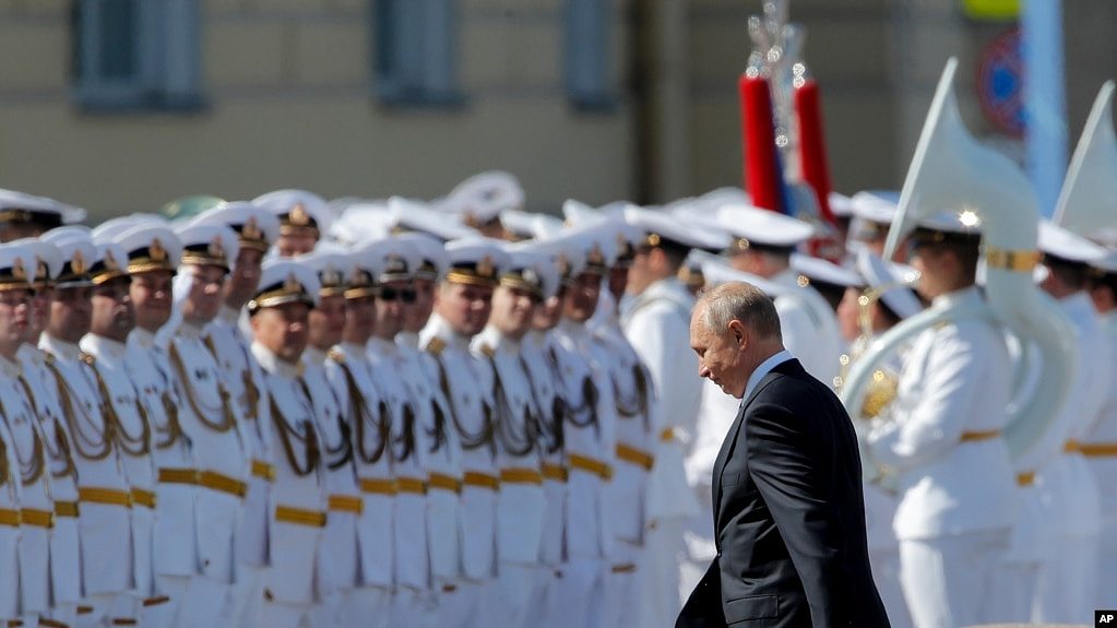 俄罗斯总统普京在圣彼得堡视察俄罗斯海军。（2020年7月26日）