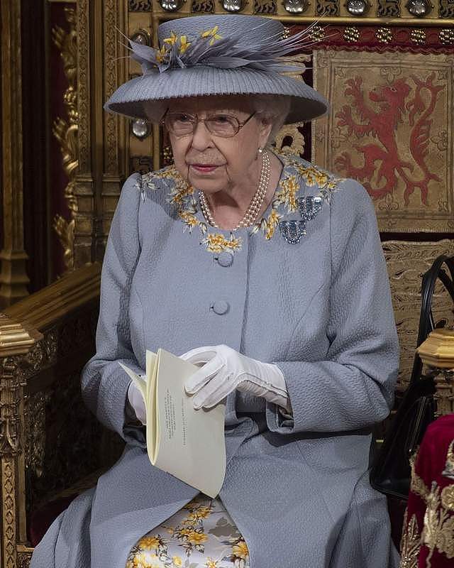 英国女王身材暴瘦，穿亲王99岁生日花裙缅怀，查尔斯地位飞升笑开怀（组图） - 1
