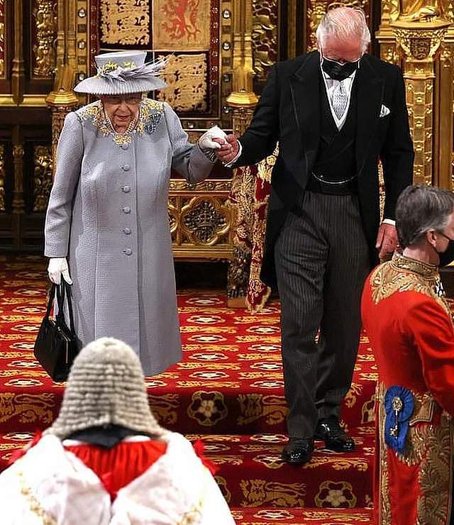 英国女王身材暴瘦，穿亲王99岁生日花裙缅怀，查尔斯地位飞升笑开怀（组图） - 6