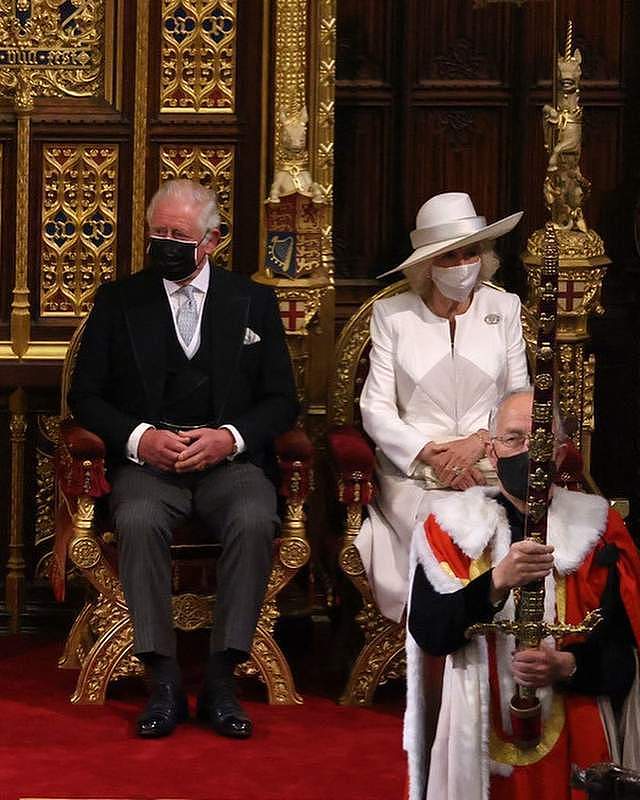 英国女王身材暴瘦，穿亲王99岁生日花裙缅怀，查尔斯地位飞升笑开怀（组图） - 12