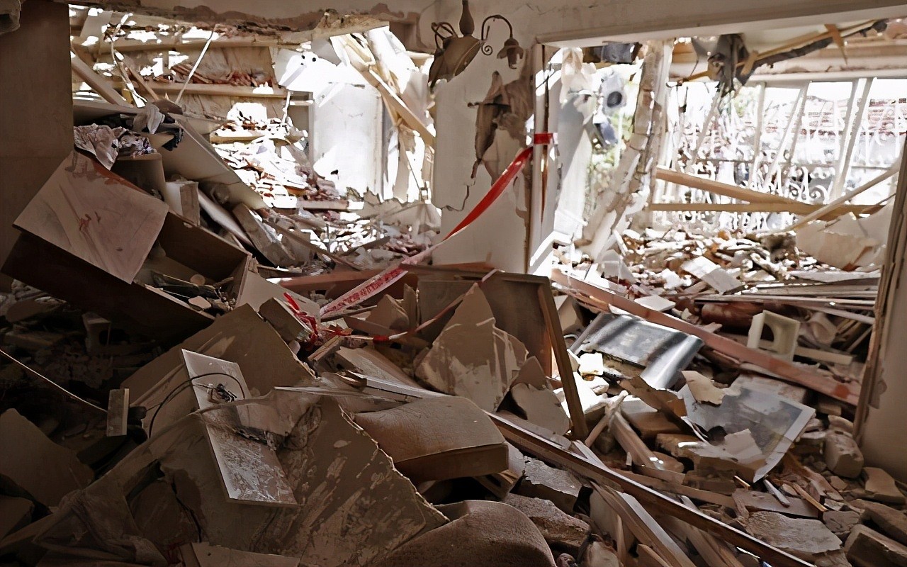 巴以冲突升级，以色列轰炸加沙地带致一大楼垮塌，两天内双方至少35人死亡