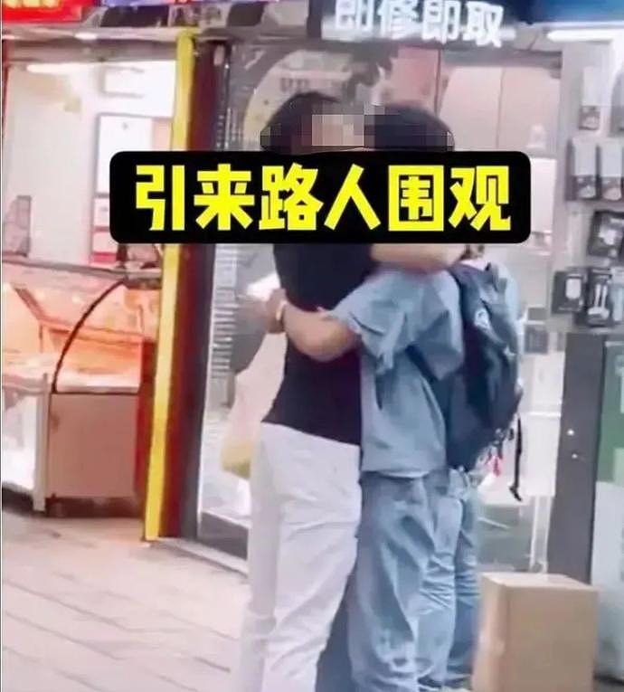 羞耻炸裂！街头两中国男子激情拥吻，画面曝光，网友：发给他爸妈看看（组图） - 3