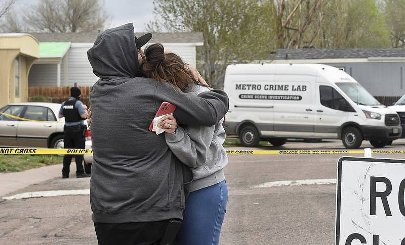 科罗拉多州的科罗拉多泉市在母亲节凌晨爆发一起枪击案，包括枪手在内共7人死亡。 图为罹难者家属。 （美联社）