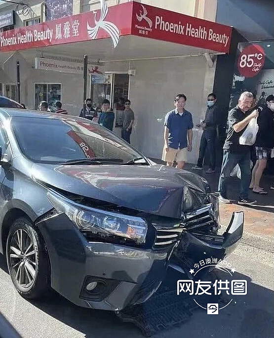 澳华人区老太驾车失控，撞弯路桩冲向路人！据信为华裔，目击者：“太吓人了，腿都软了”（组图） - 5