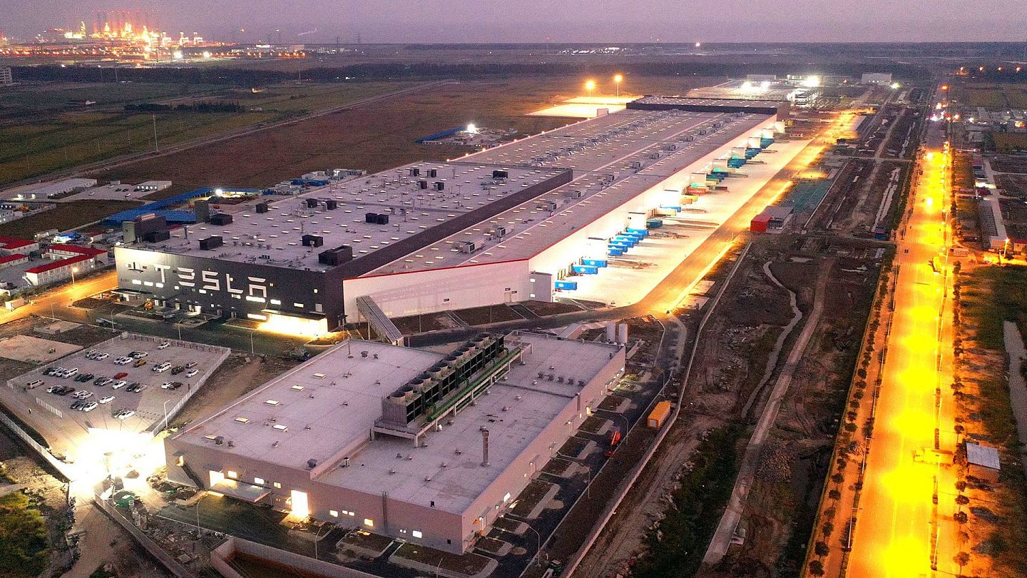 航拍上海特斯拉超级工厂夜景，当下年产能45万辆。（视觉中国）