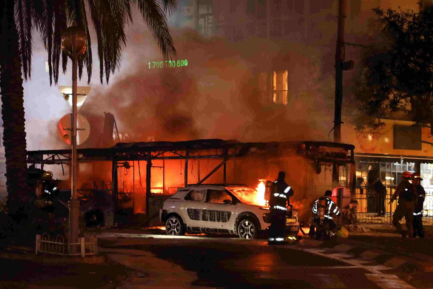 5月11日，以色列霍隆的消防员出动，给着火的车辆灭火。（Reuters）