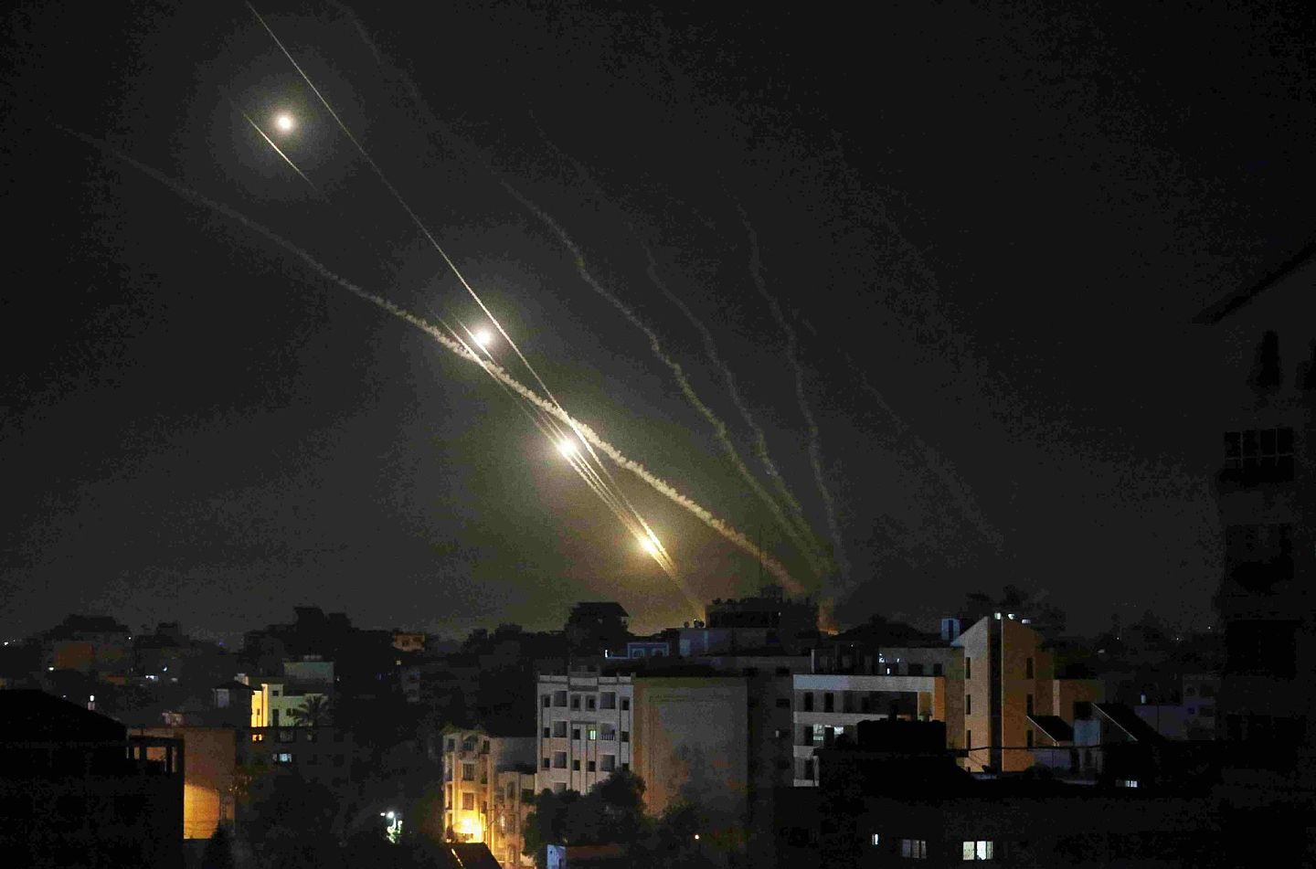 5月12日，来自巴勒斯坦加沙地带的火箭弹射向以色列。（Reuters）