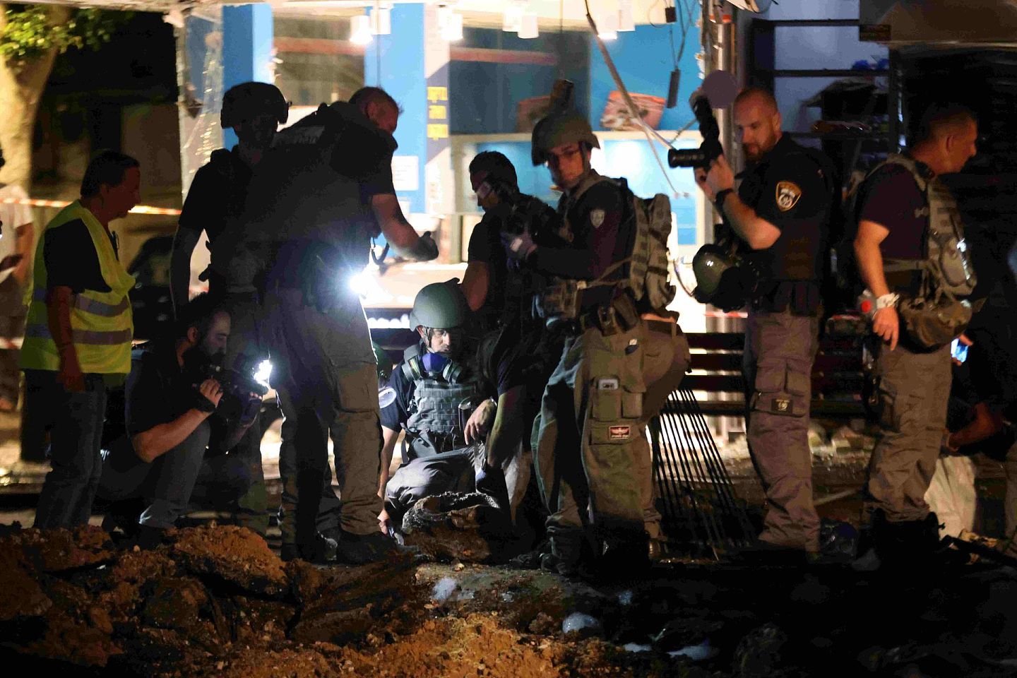 5月11日，以色列霍隆的安全部队出动，应对紧急情况。（Reuters）