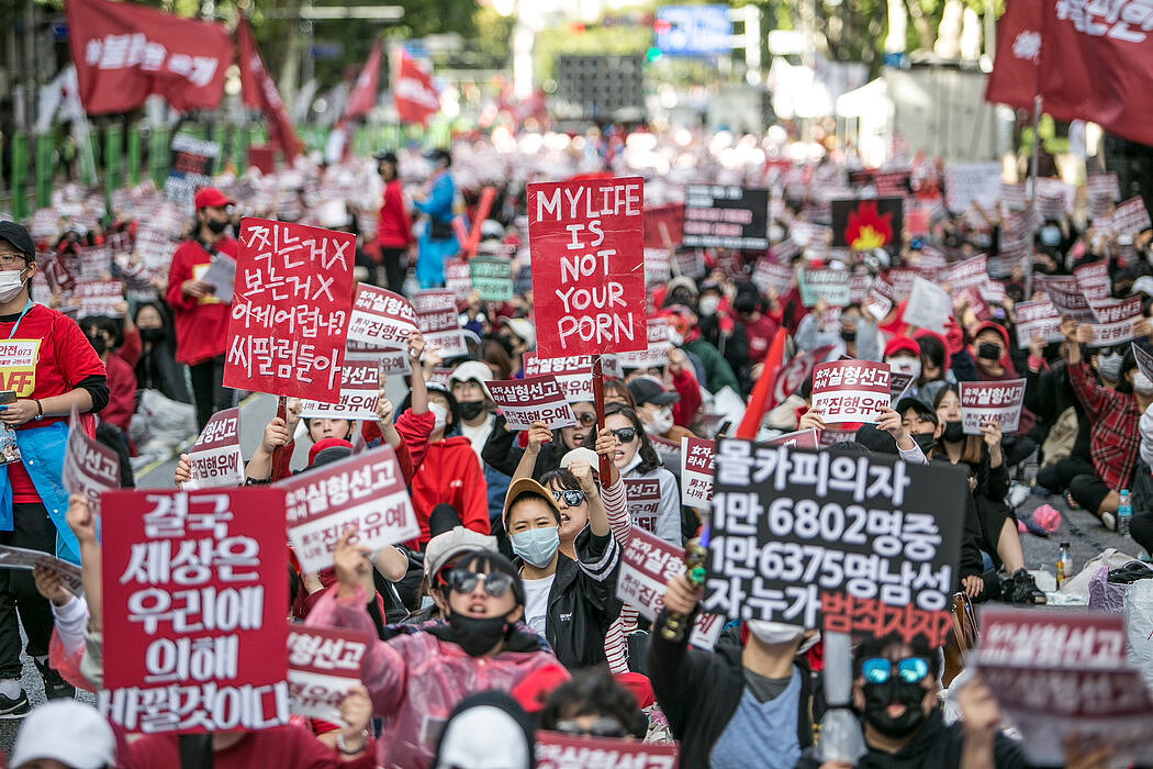 2018首尔，韩国女性抗议性别歧视和使用隐蔽摄像头拍摄不雅视频。