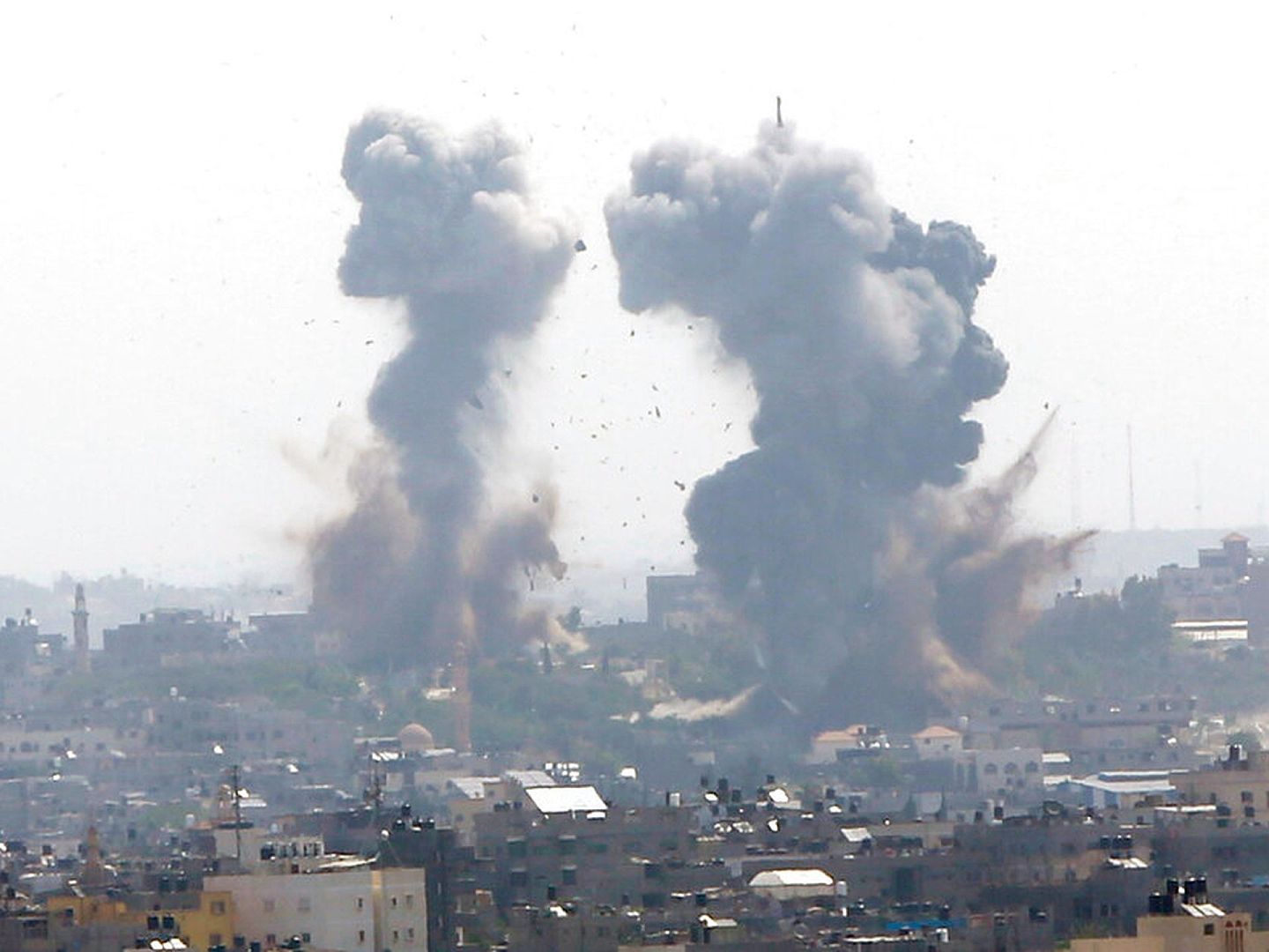 5月11日，以色列进行反击，对加沙进行空袭，加沙上空浓烟滚滚。（AP）