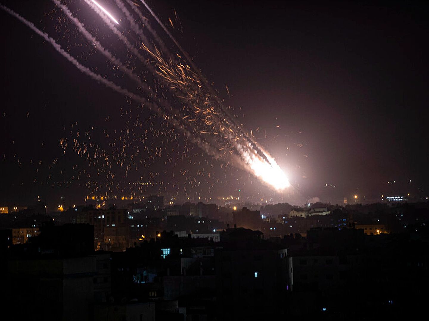 5月10日晚，巴勒斯坦武装从加沙地带向以色列发射火箭弹。（AP）