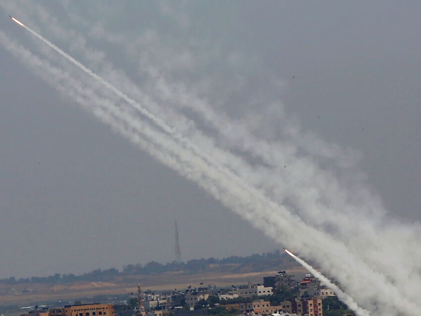 5月11日，火箭弹从加沙地带射向以色列。（AP）