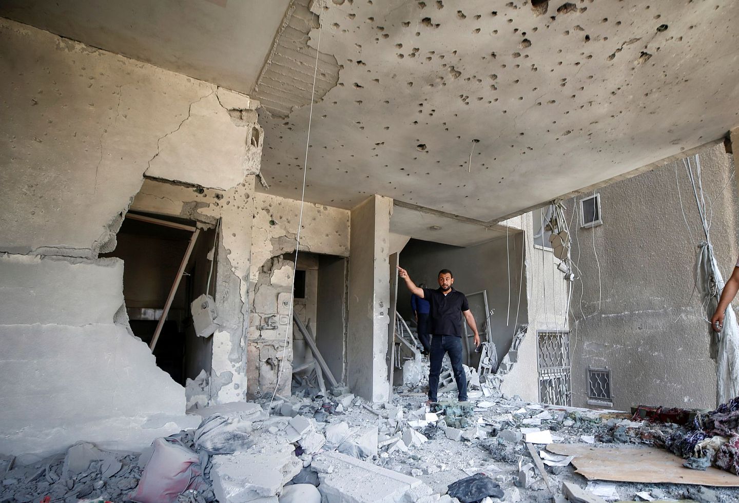 5月11日，一名巴勒斯坦男子在加沙检查被以色列轰炸的房子。（Reuters）