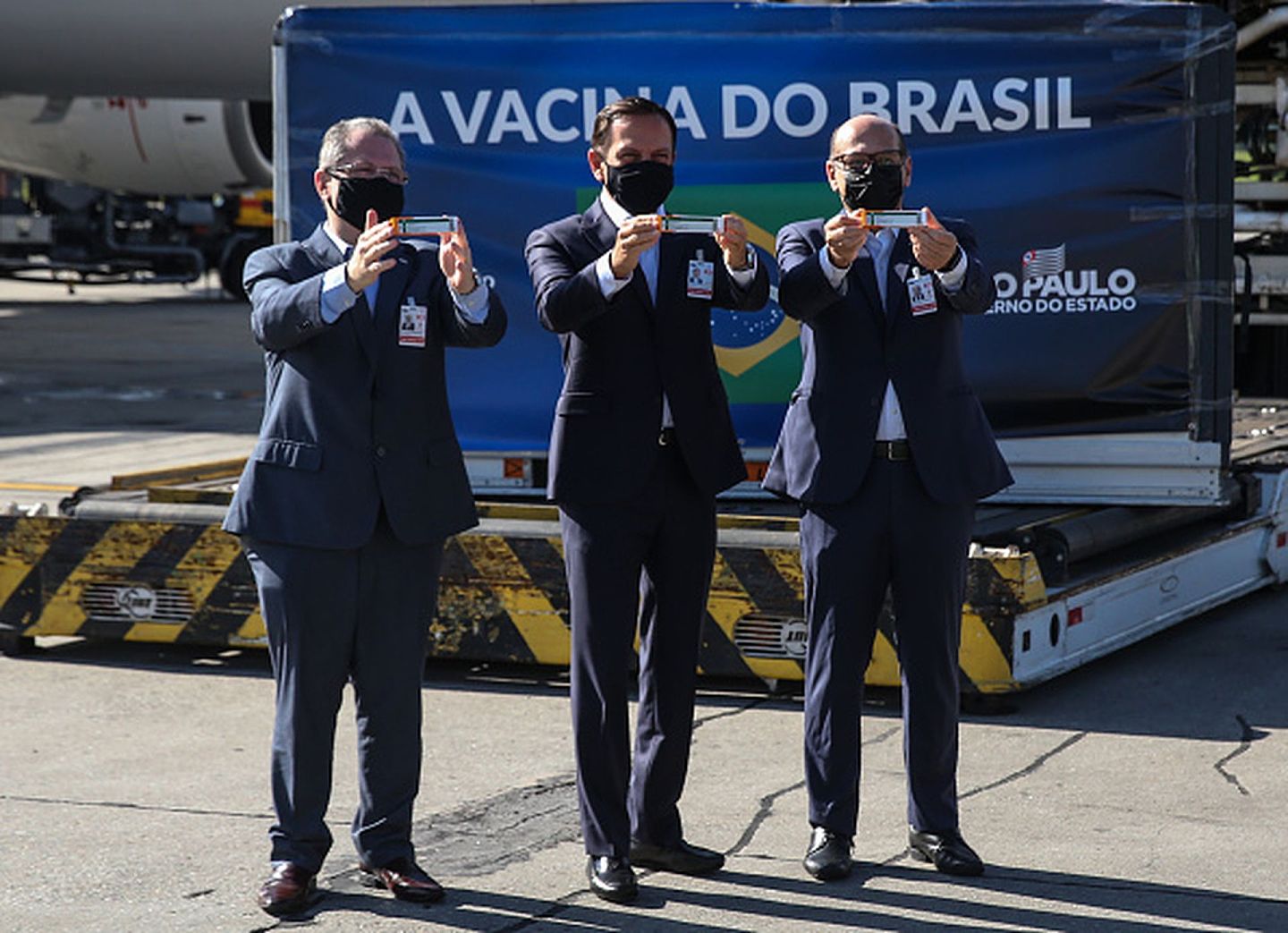 2020年12月3日，巴西官员向公众媒体展示接收的中国新冠肺炎疫苗。（Getty）