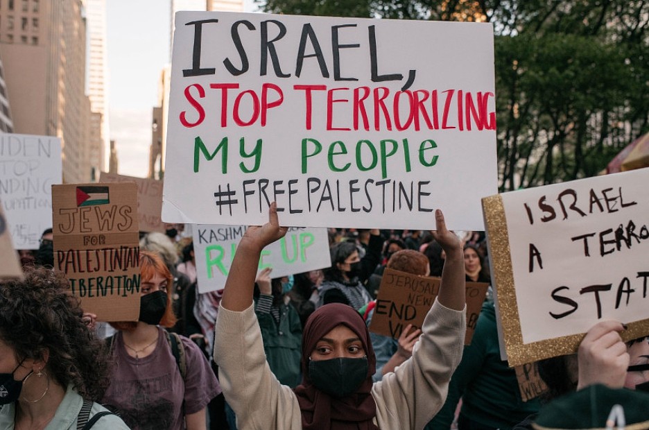 部分以色列、巴勒斯坦的示威者选择走上街头，挥舞各自的旗帜和标语。 图: 翻摄自环球时报